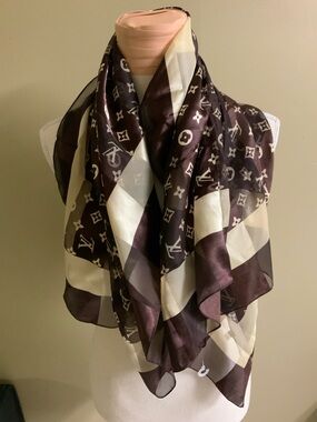 LV silk scarf.  Barely used. Dimensions 38.5”X38.5”. Reasonable offers pls.
